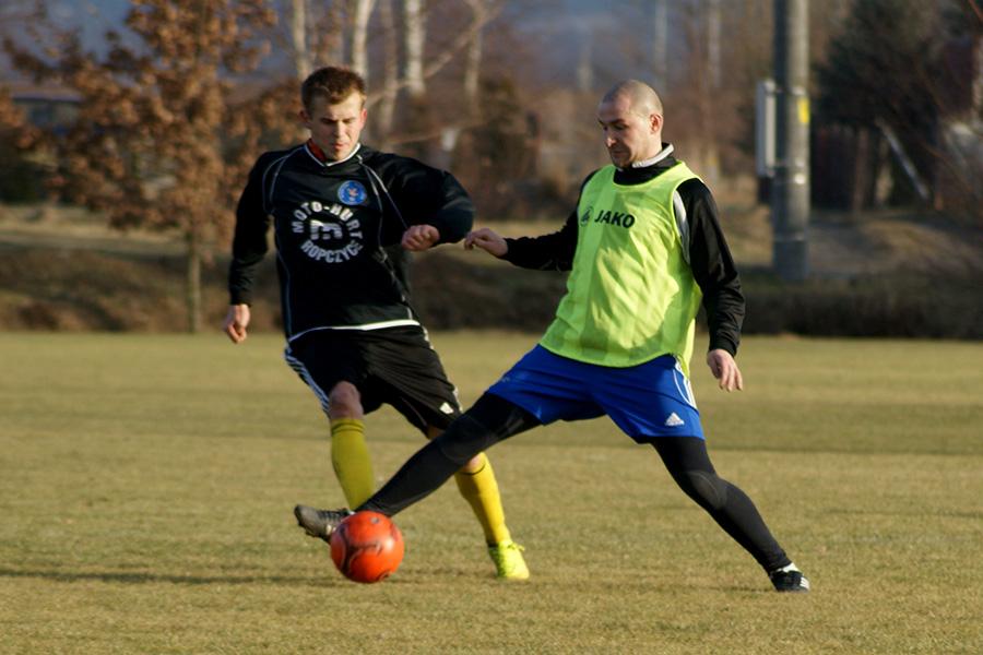 Andrij Khoptowyj (z lewej) zimą grał w sparingach Błękitnych Ropczyce, a w tej rundzie wzmocnił Olchovię Olchowa, która występuje w grupie I dębickiej A klasy (fot. facebook.com/mksblekitniropczyce)