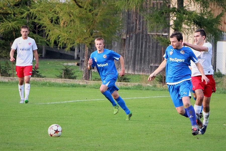 Andriy Malyk (w niebieskiej koszulce, walczy o piłkę) strzelił gola dla Cosmosu Nowotaniec (fot. Natalia Styś / archiwum)