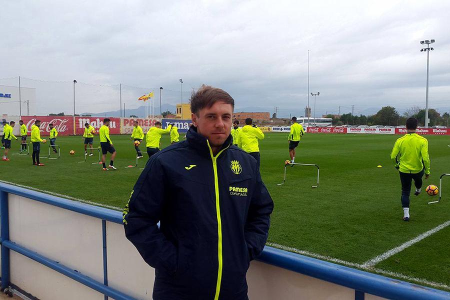Bartosz Madeja na stażu trenerskim w Villarreal CF.