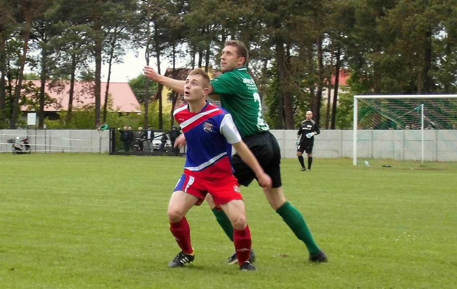 Damian Sałek (zielona koszulka) strzelił gola na 3-0 dla Bukowej Jastkowice.