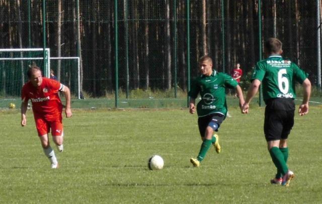 Piłkarze Bukowej Jastkowice (zielono-czarne stroje) zremisowali z Sokołem Sokolniki w sparingu (fot. archiwum)