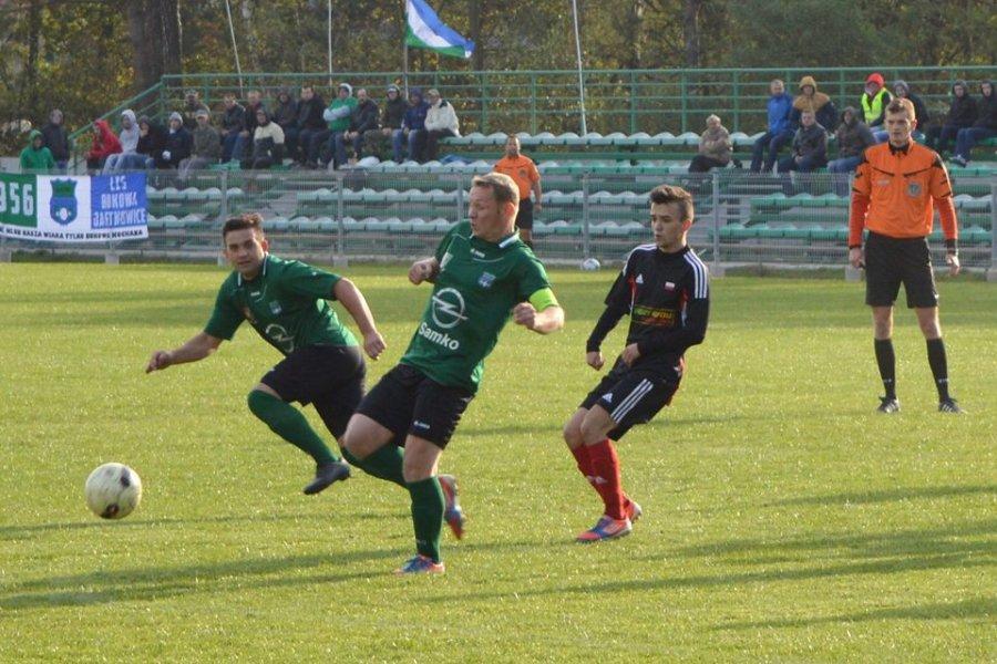 Piłkarze Bukowej Jastkowice (zielono-czarne stroje) wygrali po zaciętym spotkaniu z Kolbuszowianką.