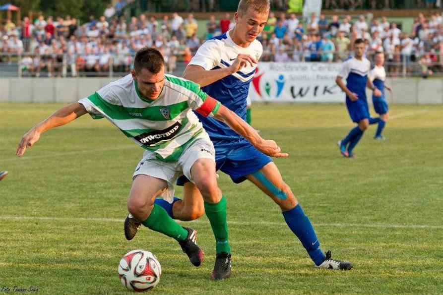 Piłkarze Cosmosu Nowotaniec (biało-zielone stroje) nadal są liderem 4 ligi podkarpackiej (fot. Tomasz Sowa / archiwum)