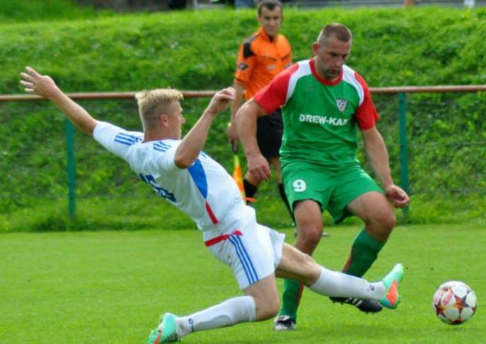 Ireneusz Zarzyka (przy piłce) strzelił jedną z bramek dla Cosmosu Nowotanie w zwycięskim meczu w Krasnem.