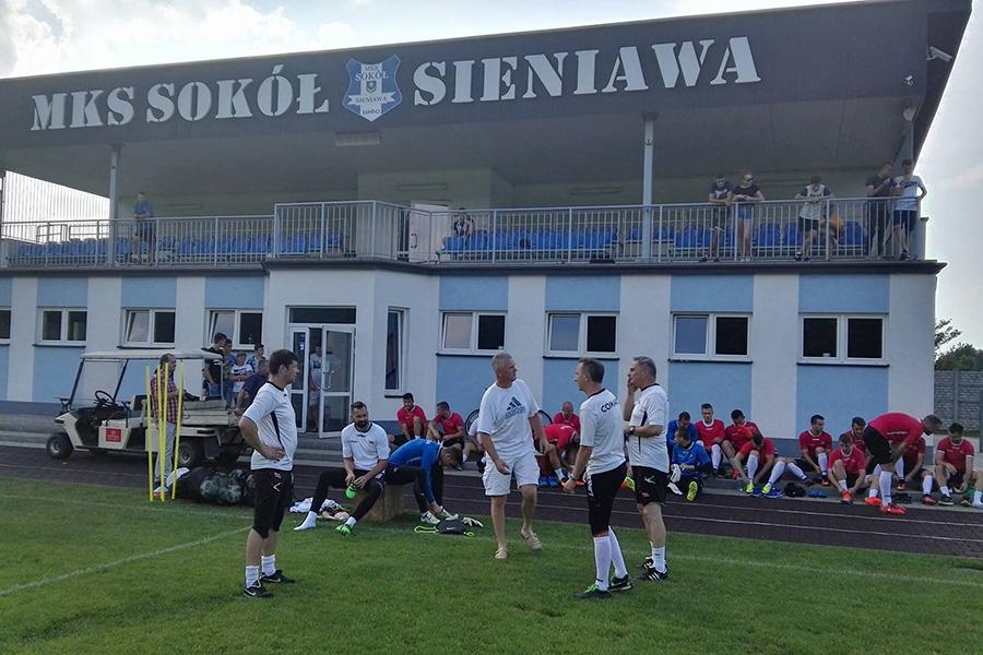 Piłkarze Cracovii trenują na obiektach Sokoła Sieniawa (fot. facebook.com/mkscracovia)