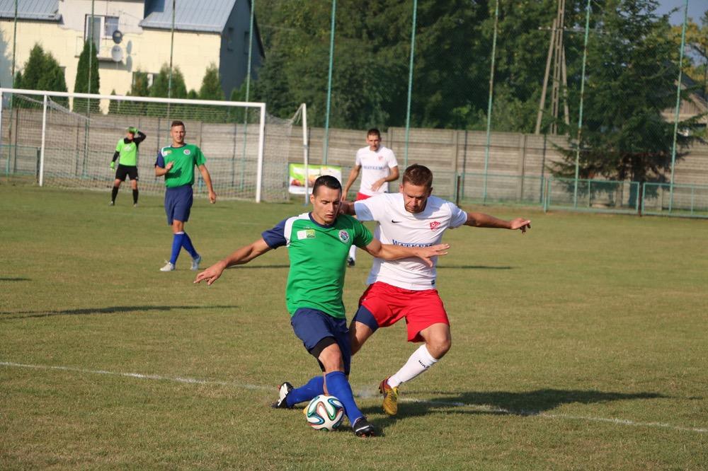 Crasnovia (zielono-granatowe stroje) pokonała KS Wiązownica 2-0 (fot. Natalia Styś)