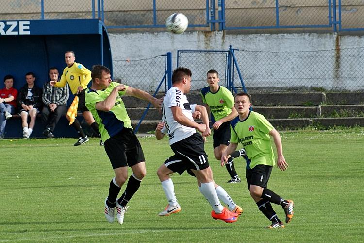 Piłkarze LKS-u Skołoszów (zielono-czarne stroje) wygrali w Soninie 4-0 (fot. Mieczysław Turczyn)