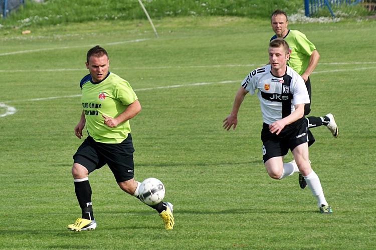 LKS Skołoszów (zielone koszulki) wygrał z Rzemieślnikiem Pilzno 1-0 (fot. Mieczysław Turczyn)