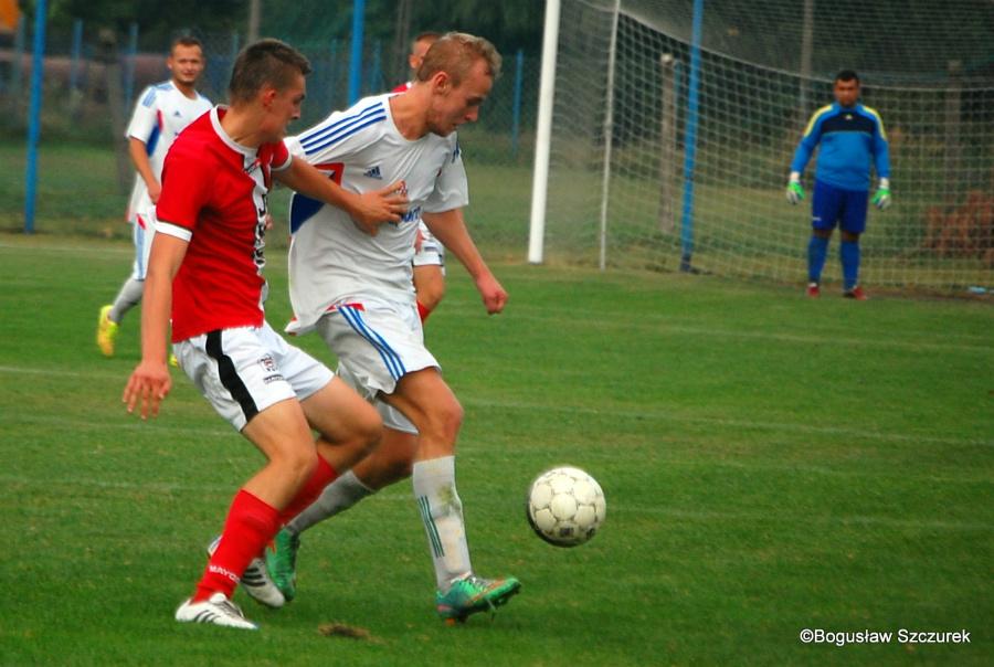 Piłkarze Czarnych Jasło (czerwone koszulki) wygrali z Przełęczą Dukla 2-1 (fot. Bogusław Szczurek)