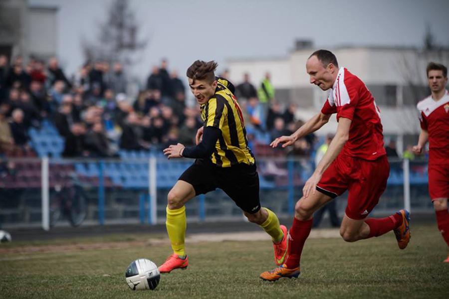 Damian Kupisz (na zdjęciu z lewej) wzmocnił Karpaty Krosno (fot. Robert Bierwiczonek / Magazyn Piłkarz)