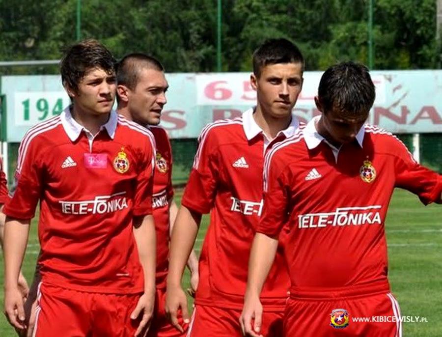 Poszukiwania Damiana Burasa (na zdjęciu drugi z prawej) zostały zakończone. Piłkarz został odnaleziony (fot. kibicewisly.pl / archiwum)