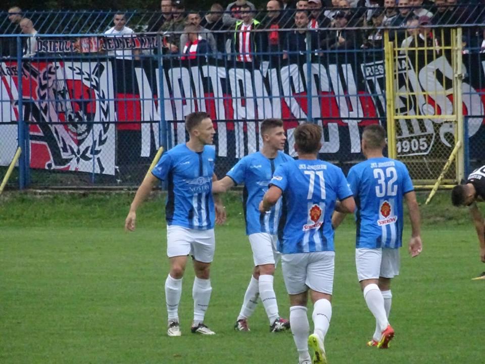 Daniel Kmak (pierwszy od lewej) po roku gry opuszcza JKS Jarosław. (fot.facebook.com/klub100jks)