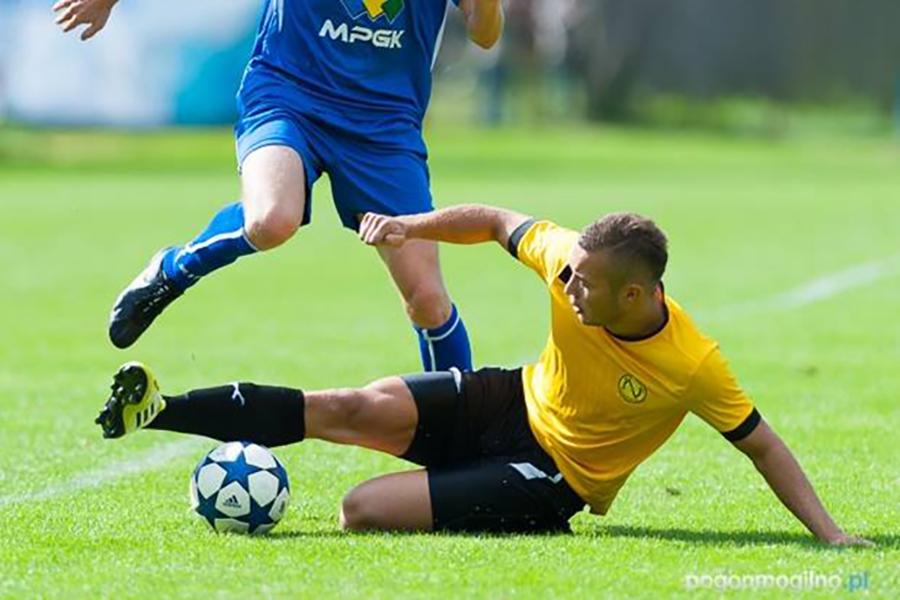 Daniel Pawlak (w żółtej koszulce) w sezonie 2016/2017 będzie grał w Karpatach Krosno (fot. pogonmogilno.pl)