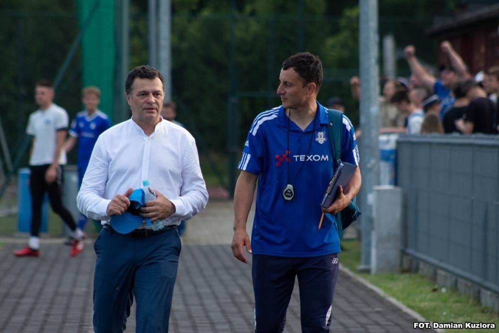 Dariusz Majcher (po lewej) ma poprowadzić KS Wiązownica w dwóch ostatnich meczach rundy jesiennej. (fot. Damian Kuziora)