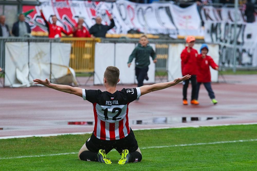 Na zdjęciu Damian Barszczak, chwilę po tym jak zdobył gola dla Resovii w derbach ze Stalą Rzeszów (fot. archiwum)