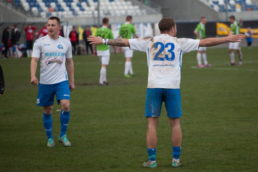 Łukasz Szczoczarz (tyłem) znów strzelił ważnego gola dla Stali Rzeszów (fot. Marcin Baran)