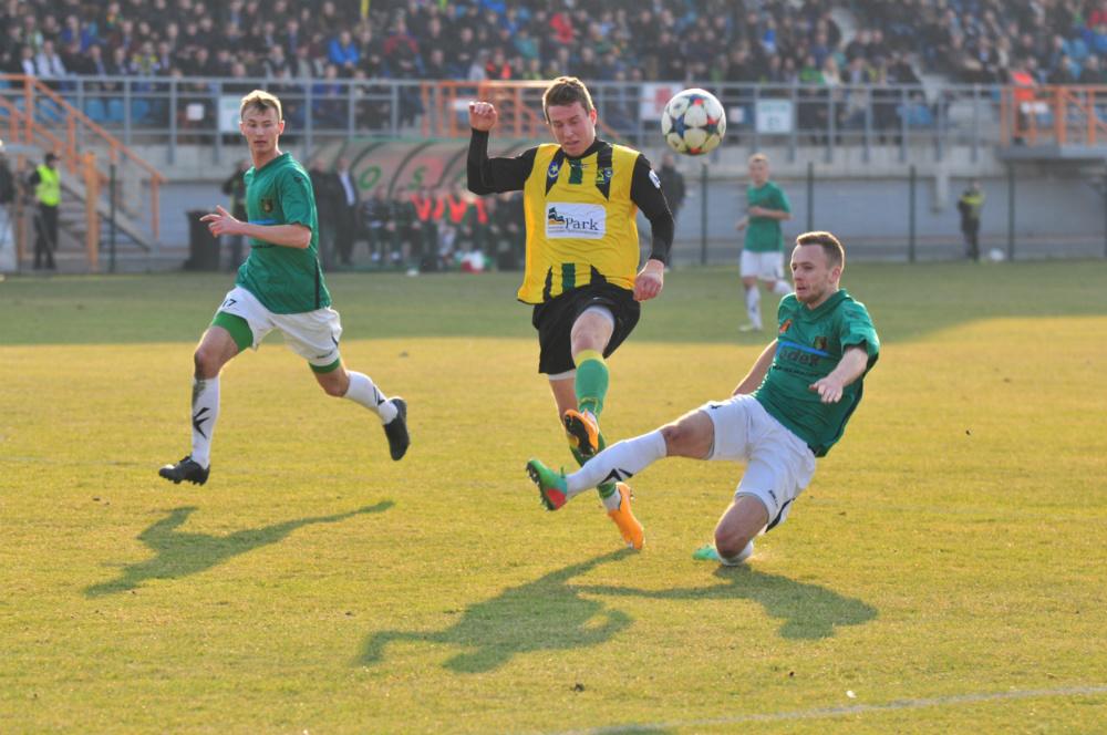 Piłkarze Siarki Tarnobrzeg (żółto-czarne koszulki) od wygranej w derbach ze Stalówką ponieśli już dwie porażki (fot. Grzegorz Lipiec)
