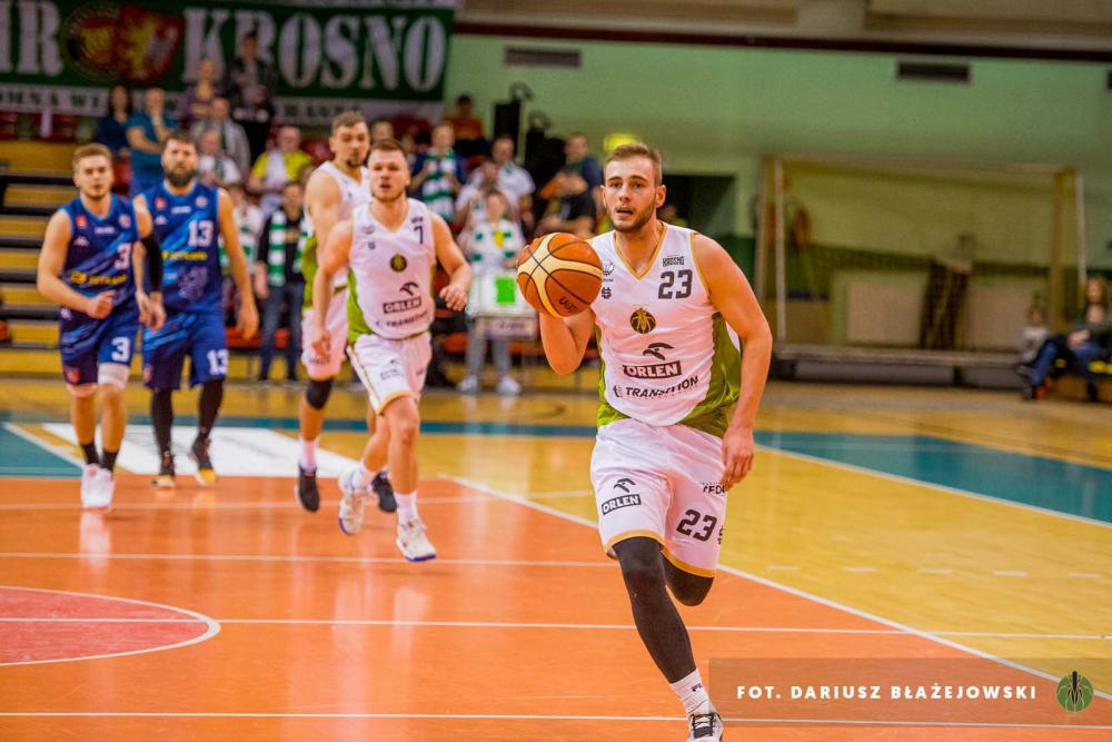 Spadkowicz z Energa Basket Ligi (białe stroje) wygrał w Poznaniu (fot. Dariusz Błażejowski)