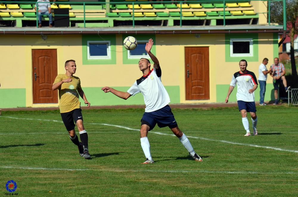 Piłkarze KS-u Kisielów-Pełnatycze (białe koszulki) wygrali z Promykiem Urzejowice 3-2 i awansowali do kolejnej rundy(fot. Adrianna Popkiewicz)