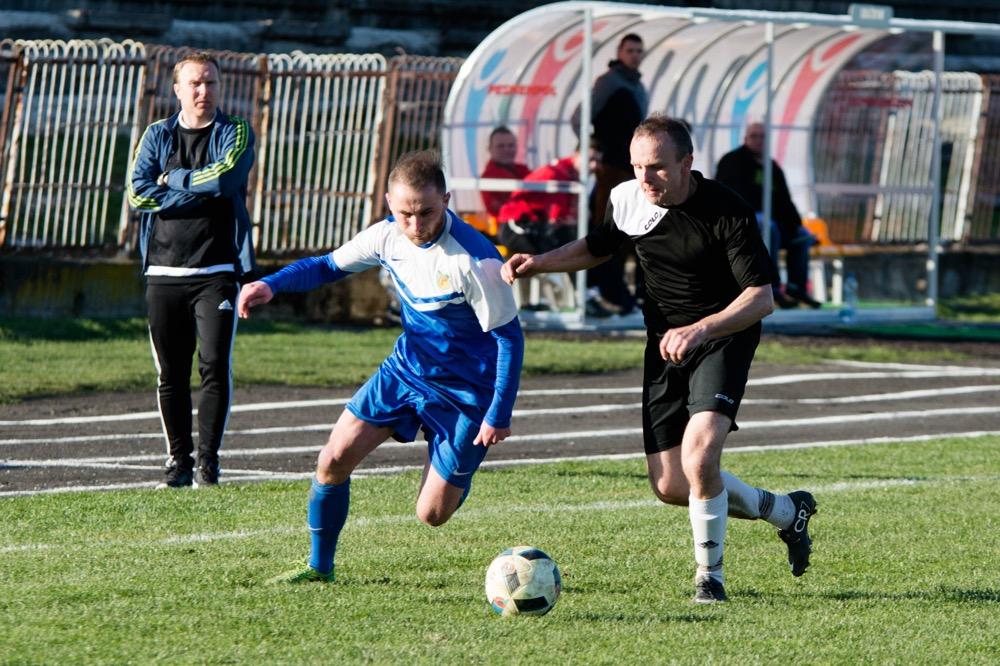 Kamil Walaszczyk (w biało-niebieskiej koszulce) strzelił jedną z bramek dla LKS-u Pisarowce w zwycięskim meczu z Crasnovią Krasne (fot. Krzysztof Lubomski / archiwum)
