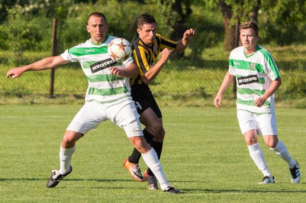 Piłkarze Cosmosu Nowotaniec dostali zgodę związku na grę w 3 lidze. Z lewej z piłką Ireneusz Zarzyka (fot. Krzysztof Lubomski)