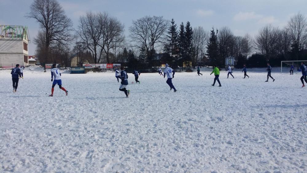W tak pięknej zimowej scenerii przy świecącym słońcu zagrali piłkarze Dynovii Dynów z Wisłokiem Strzyżów.fot.twitter.com/wislok_strzyzow