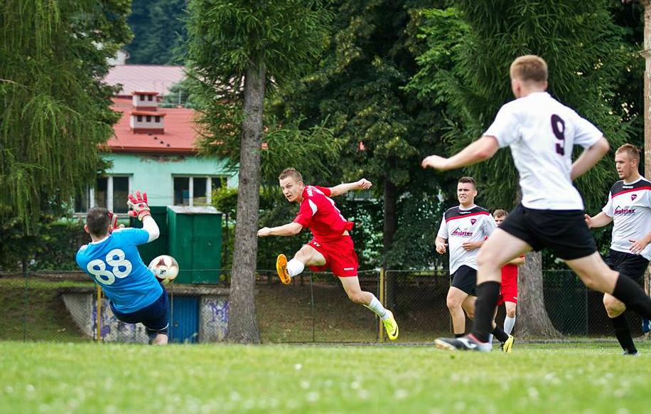 Ekoball Stal Sanok (czerwone stroje) pokonał Zarszyn 3-2 (fot. Tomasz Sowa)