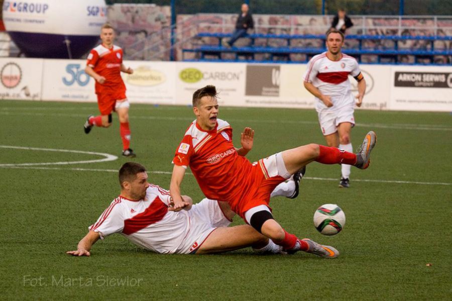 Eryk Krupa gra na pozycji obrońcy, ale często bierze udział w akcjach ofensywnych. Na zdjęciu w czerwonym stroju, jeszcze w barwach Skry Częstochowa (fot. Marta Siewior)