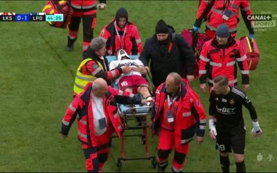 Stadion zamarł! Piłkarz upadł na ziemię i służby medyczne wbiegły na pomoc