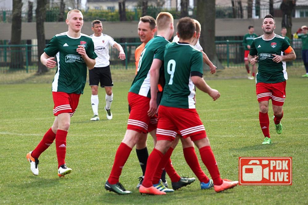 Sokół Nisko (zielone koszulki) chce szybko wrócić do czwartej ligi (fot. Radosław Kuśmierz)