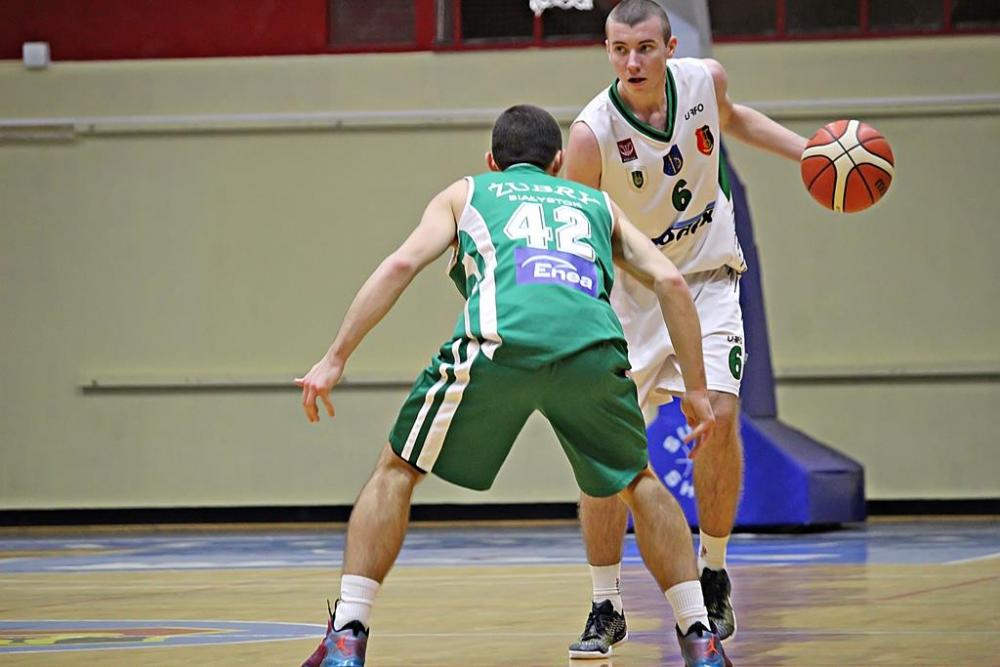 Koszykarze Stali Stalowa Wola po dobrym meczu musieli uznać wyższość Żubrów (fot. Radosław Kuśmierz)