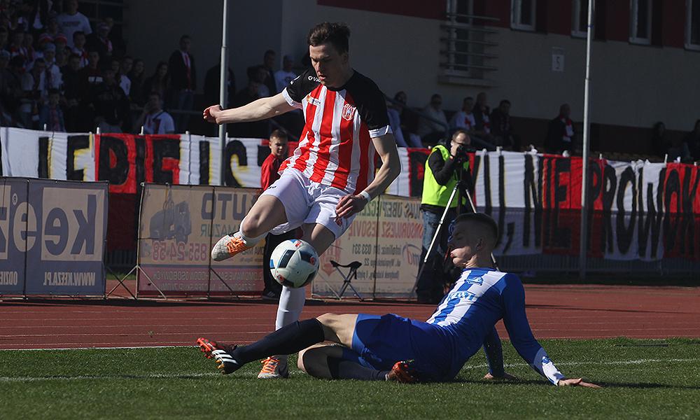 DAwid Kasza (na zdjęciu w biało-czerwonej koszulce) strzelił dziś dla Resovii jedną z bramek (fot. archiwum)