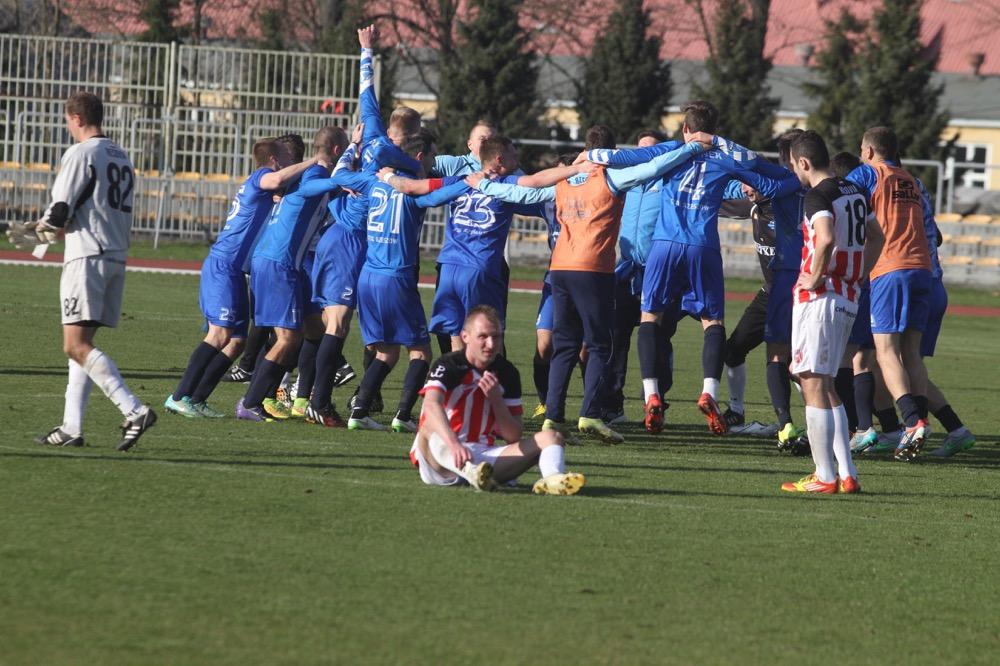 Piłkarze Stali Rzeszów cieszą się z wygranej 3-0 z Resovią w meczu derbowym.