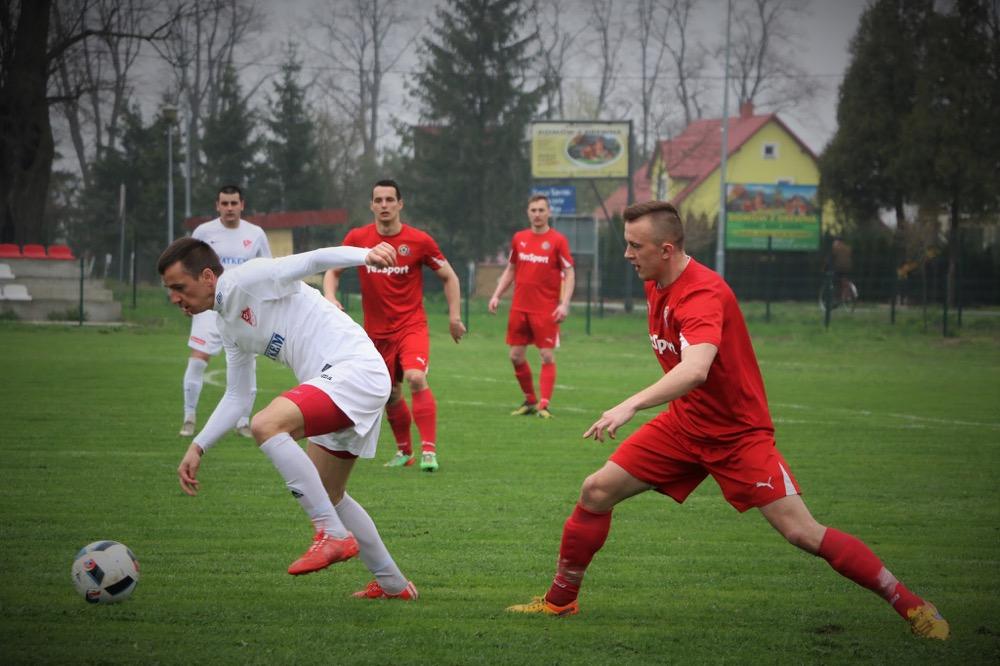 Piłkarze Crasnovii na zdjęciu w czerwonych strojach (fot. Natalia Styś / archiwum)