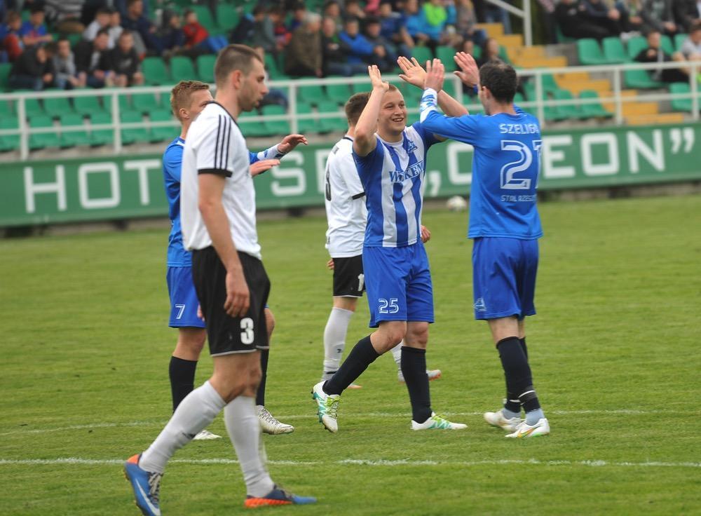 Sławomir Szeliga strzelił jedną z bramek w Dąbrowicy. Obok Michał Szymański (fot. archiwum)