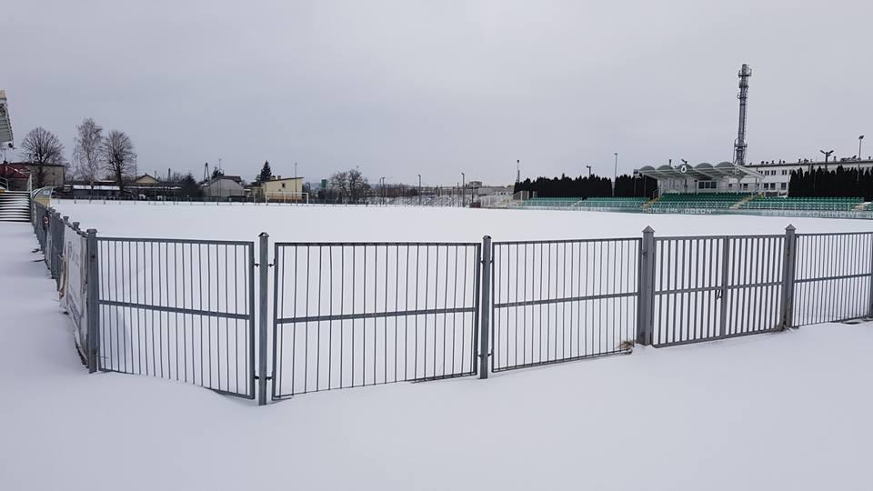 Murawa stadionu w Boguchwale wygląda bardziej jak stok narciarski niż jak boisko do piłki nożnej, ale organizatorzy mają w planie wielkie odśnieżanie i liczą, że w sobotę uda się zagrać (fot. zksizolator.eu)