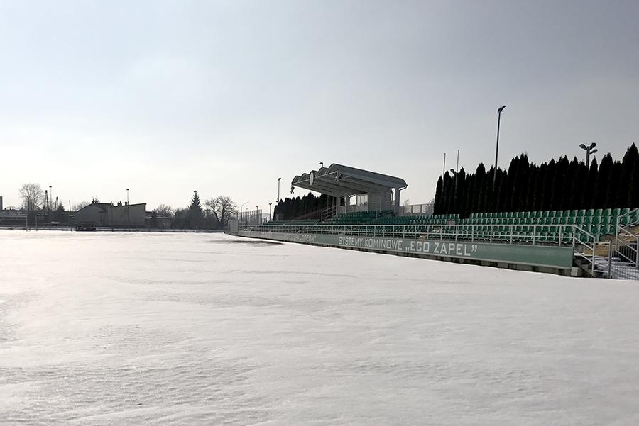 Tak do niedawna wyglądała murawa stadionu Izolatora Boguchwała.