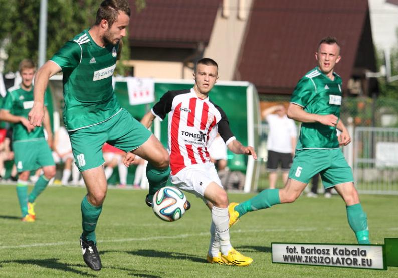 Resovia (biało-czerwone stroje) wygrała w Boguchwale 2-1 (fot. Bartosz Kabala / zksizolator.eu)