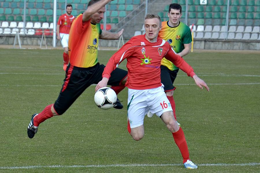 Jan Grzesik (na zdjęciu w czerwonej koszulce, jeszcze w barwach Zagłębia Sosnowiec) przebywa na testach w Siarce Tarnobrzeg (fot. sportsiedlce.pl)
