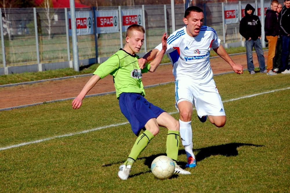 Jedność Niechobrz (białe stroje) przegrała z Crasnovią 0-1 w sparingu (fot. Bogusław Szczurek)