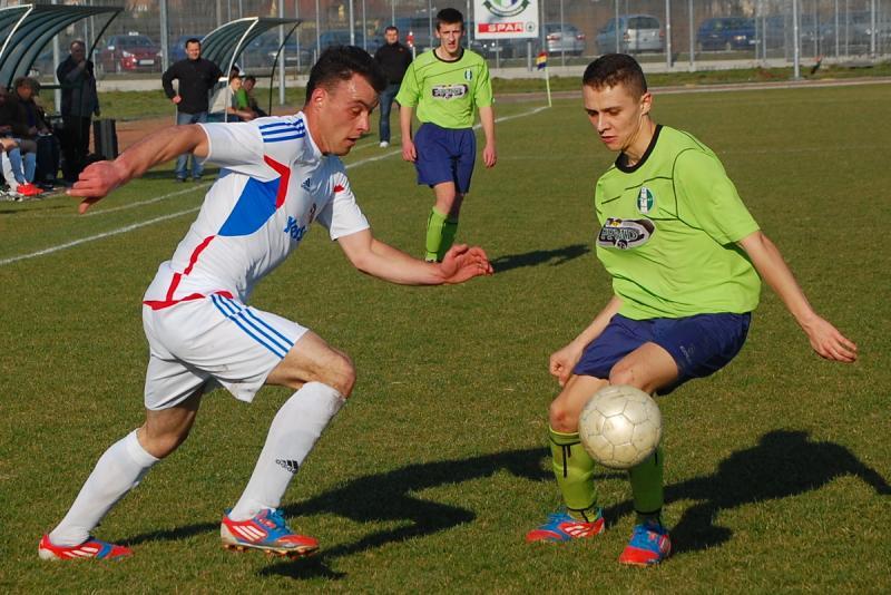 Piłkarze Jedności Niechobrz (białe koszulki) ograli Przybyszówkę w meczu kontrolnym (fot. Bogusław Szczurek)