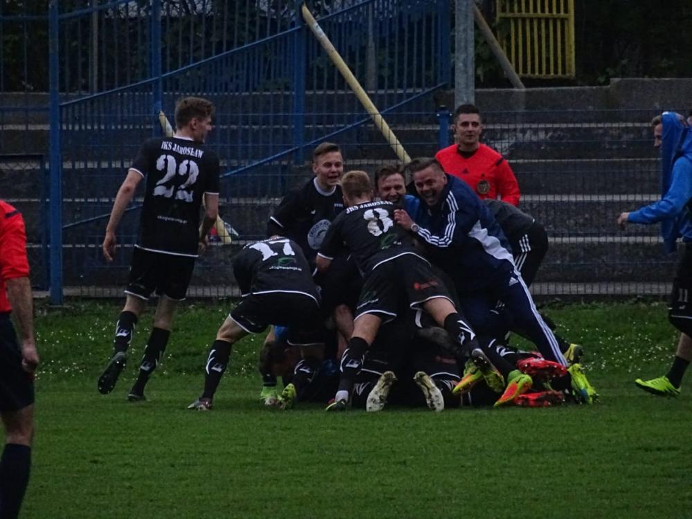 Gracze JKS-u Jarosław cieszą się po zwycięskiej bramce (fot. Dominik Budzowski)