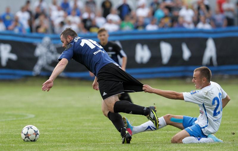JKS Jarosław (niebiesko-czarne stroje) zremisował z Orłem Przeworsk 0-0.