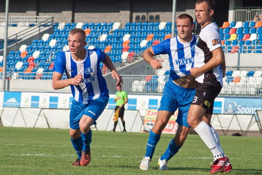 Kacper Drelich (na zdjęciu z lewej) zdobył zwycięskiego gola w meczu z Wólczanką (fot. stalrzeszow.pl)