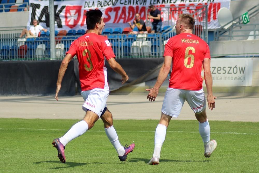 Kamil Antonik (po lewej) strzelił dwie bramki i Resovia pokonała Olimpię Elbląg 2-0. (fot. archiwum)