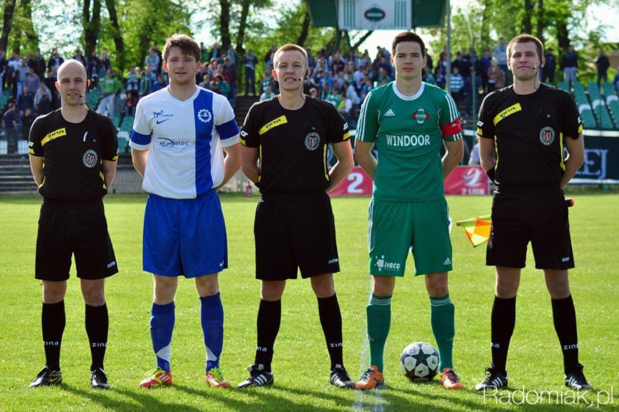 Kamil Kościelny (drugi od lewej) sporo czasu spędził w Stali Mielec. Teraz przenosi się do Radomiaka (fot. radomiak.pl)