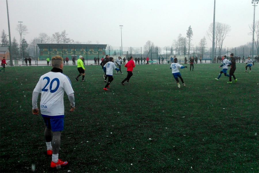 Karpaty Krosno (biało-niebieskie stroje) rozegrały pierwszy sparing tej zimy (fot. Paweł Miś / @p_mis_93 twitter)
