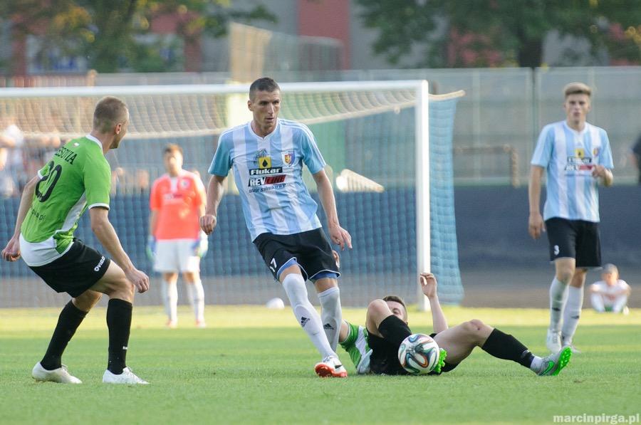 Karpaty Krosno (biał-niebieskie stroje) pokonały Chełmiankę 2-0 (fot. archiwum / Marcin Pirga)