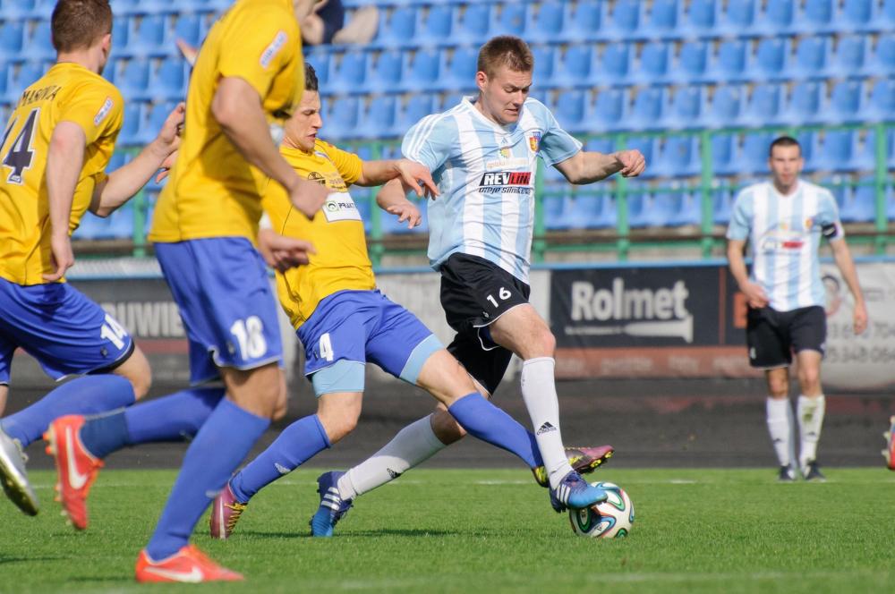 Karpaty Krosno (biało-niebieskie koszulki) zremisowały 0-0 z Tomasovią (fot. Marcin Pirga)