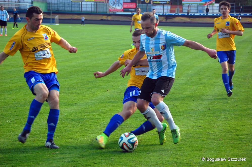 Kamil Walaszczyk (na zdjęciu w biało-niebieskiej koszulce) strzelił obydwa gole w sparingu z Unią Tarnów (fot. archiwum / Bogusław Szczurek)